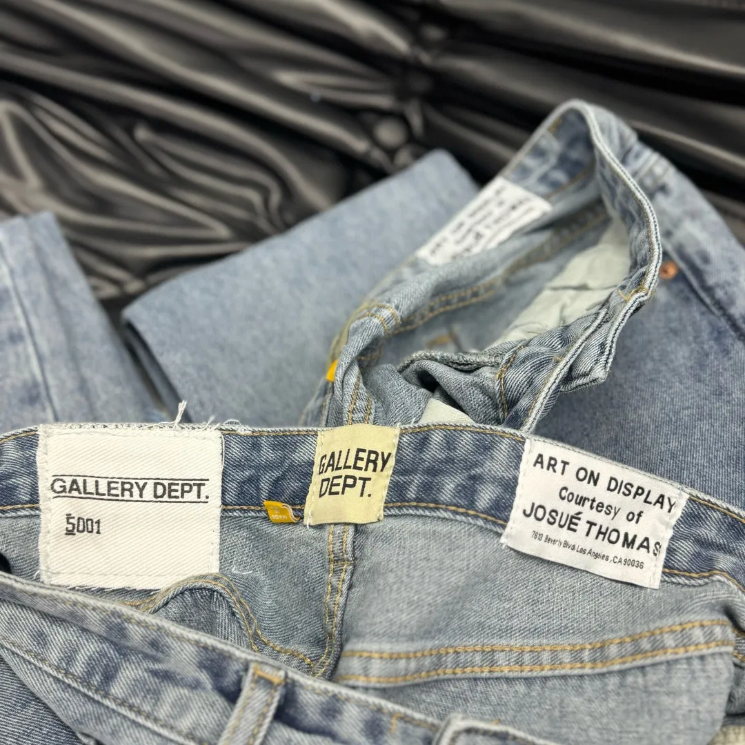#8062 P286💰 GALLERY DEPT.G letter patch pudding 5001 denim washed and distressed spliced jeans -Original purchase and pattern making to truly restore the ultimate vintage texture -Original hardware accessories, washed and other elevators, QR code analysis are all purchased from the original factory, high degree of restoration, you are welcome to compare with a certain product ~ -Three-dimensional version Loose and comfortable, not picky about the figure, taller and slimmer, factory Seiko, original factory quality control, same style for men and women, can be matched with couples Versatile recommendation: must-have jeans for all seasons Color: blue Size: S-XXL (28-36)